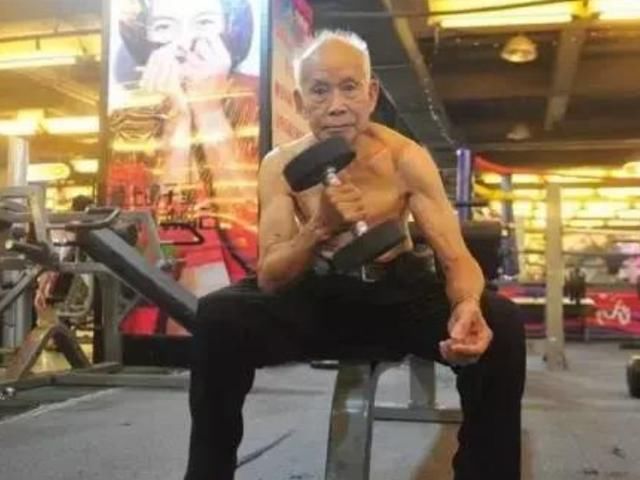 老爷爷|103岁的“肌肉爷爷”，眼不花，手不抖，或许这就是健身的功劳