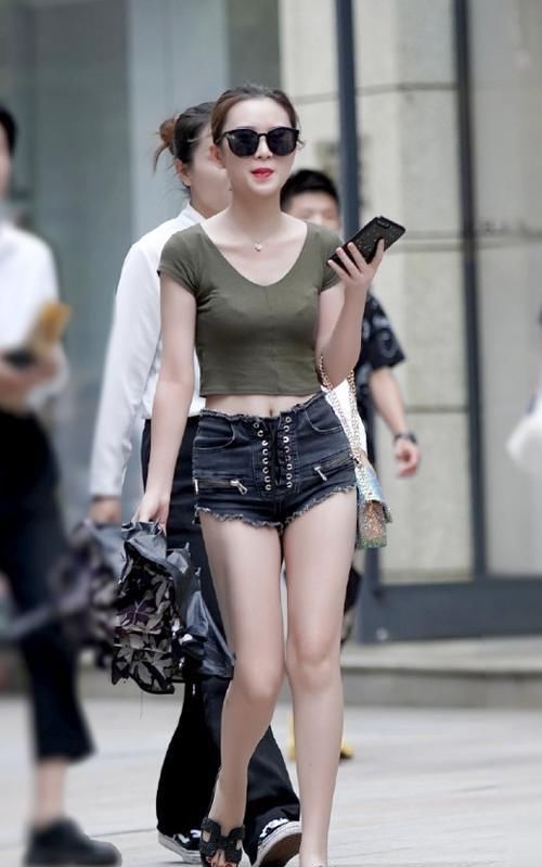  酷姐|街拍：绿上衣加热裤，时尚酷姐真有范，走在街头回头率百分百