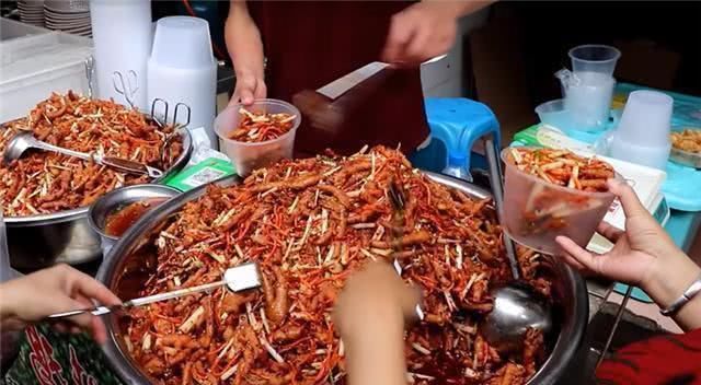 小伙|小伙街边卖“红火”小吃,30元1斤不还价,一天两大盆都不够卖