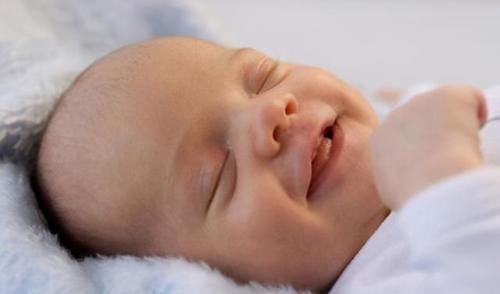 睡姿|宝宝的“睡姿”不仅能暗示性格,李玫瑾:这2种睡姿的宝宝智商高