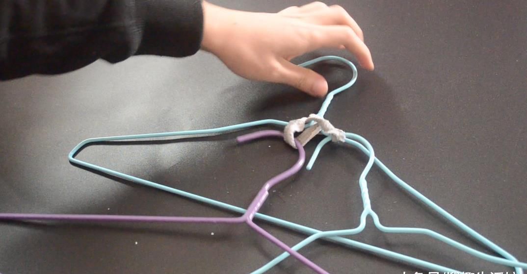 衣架|袜子剪一剪套在衣架上太实用了, 解决了很多家庭的困扰, 赶紧试试