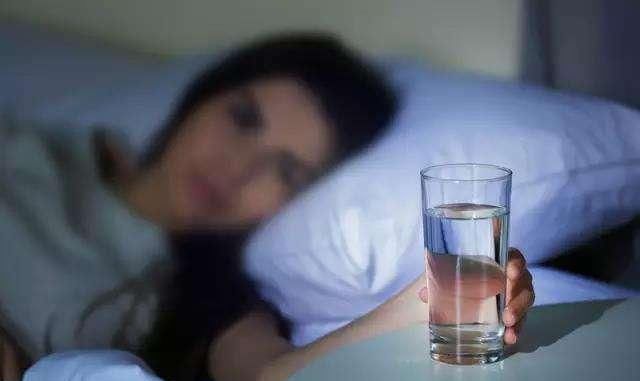 心血管疾病|有“血栓”的人,若能在“黄金时刻”喝水,有助给血管“洗个澡”