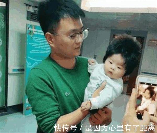 羡慕|两岁宝宝成“万人迷”，路人纷纷拿手机拍照，这发量太让人羡慕