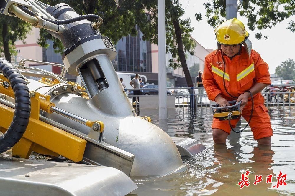 京广铁路|武汉救援队驰援新乡，积水5米深的新乡人民中路短暂通车，抽排还在进行中