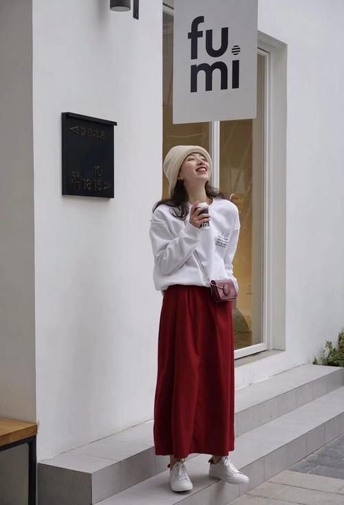 红色系穿搭又来了，学这一身造型搭配点帽子，最好看了