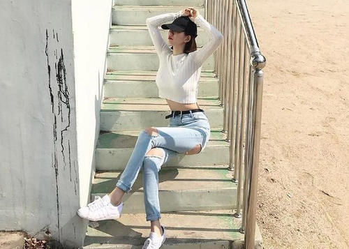  时尚|女神穿搭：小姐姐爱穿清秀唯美的紧身牛仔裤，演绎休闲时尚的甜美