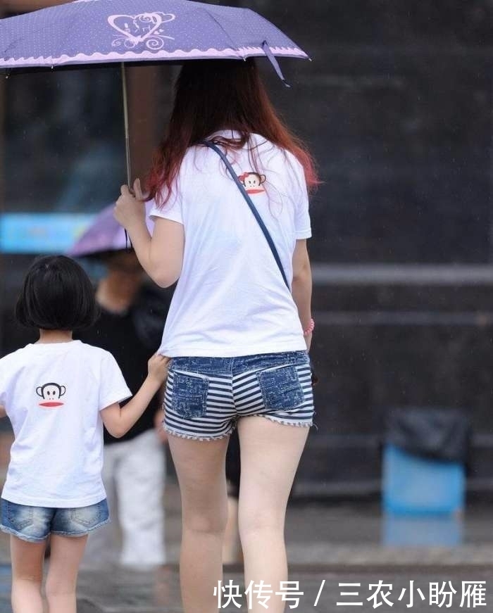 街拍:丰满的身段带娃出街,吸引街头众人目光