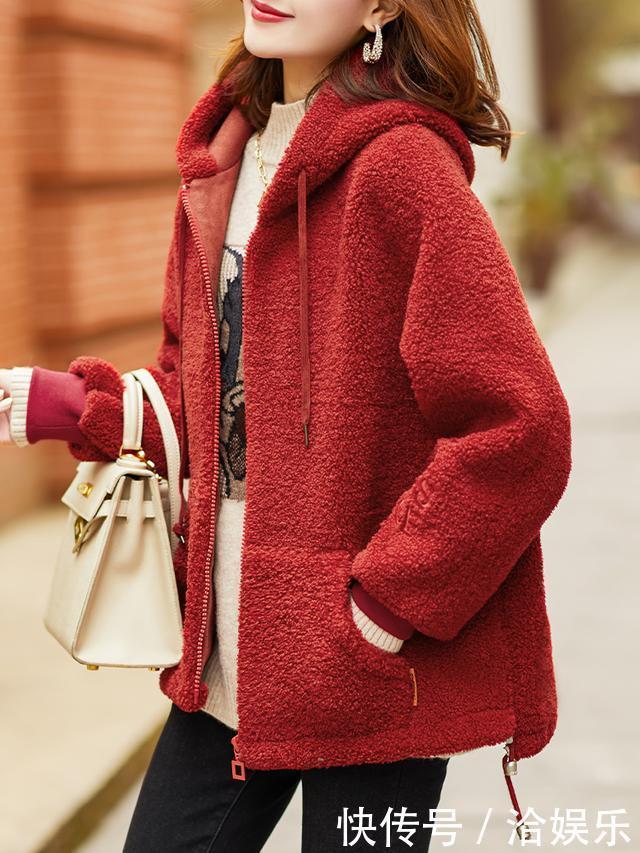 品味高的女人,衣橱都少不了这“连帽外套”,45+左右穿特轻奢