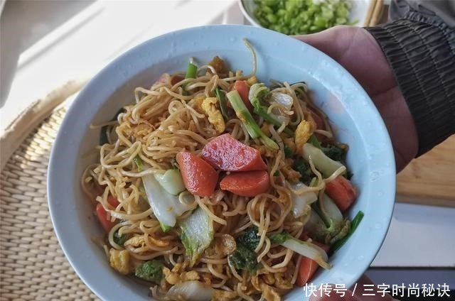 一碗炒面引发的讨论,以前这样吃很丰盛了,有肉有菜还扛饿
