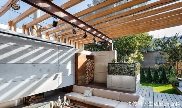 防雨庭院|庭院设计两个防雨庭院,有玻璃廊架的防雨庭院,如客厅般的花园!