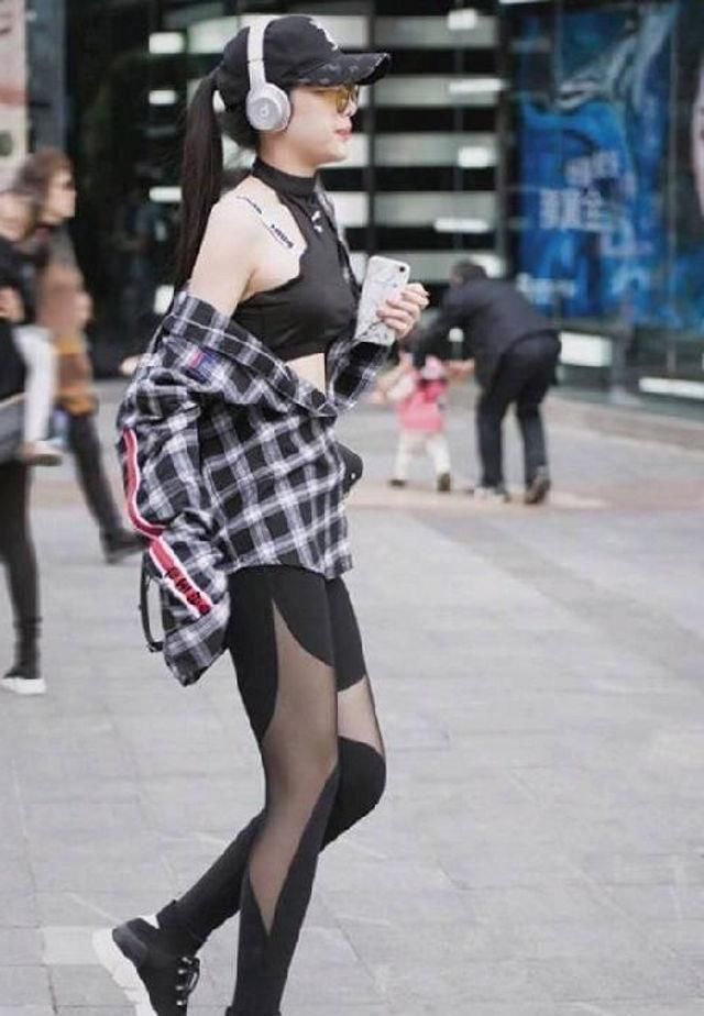 街拍,现在流行短打背心搭配紧身裤,看着确实很性感