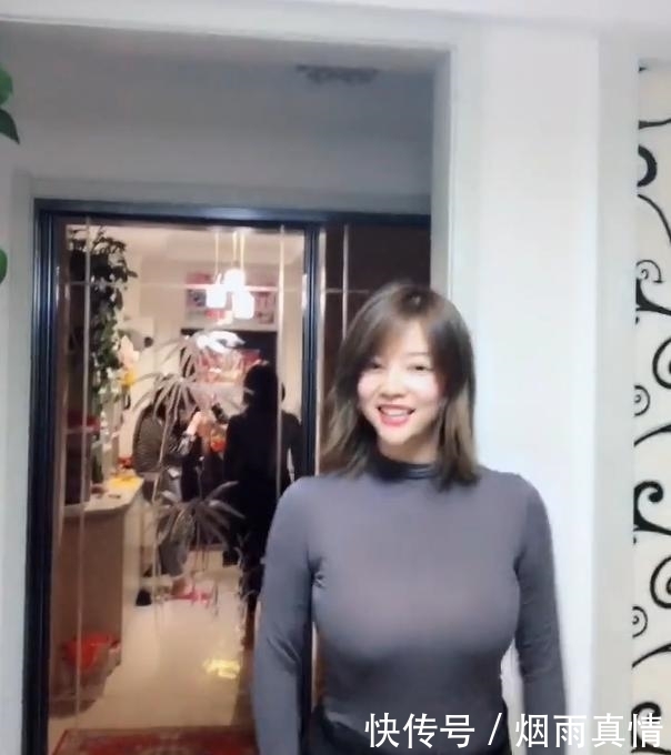 普通T恤,微胖美女穿出显瘦效果,冬季依然很美!