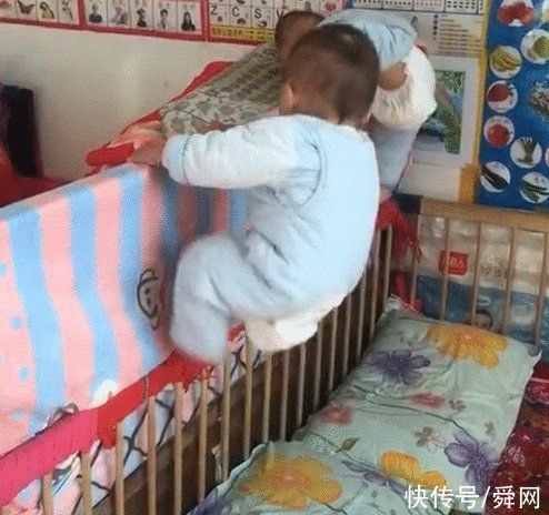 监控|回房后发现双胞胎在床上不见了，看了监控之后哭笑不得