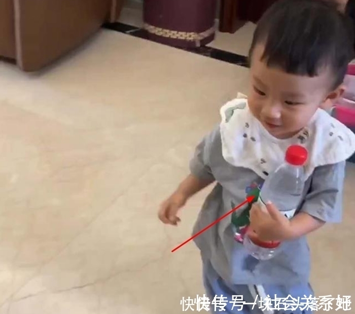 小弟弟|小弟弟“整蛊”姐姐，将矿泉水“调包”成奶瓶，网友：手法娴熟