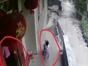 宝妈|妈妈在开门,4岁姐姐偷偷将刚出生弟弟推下陡坡,原因让人心酸