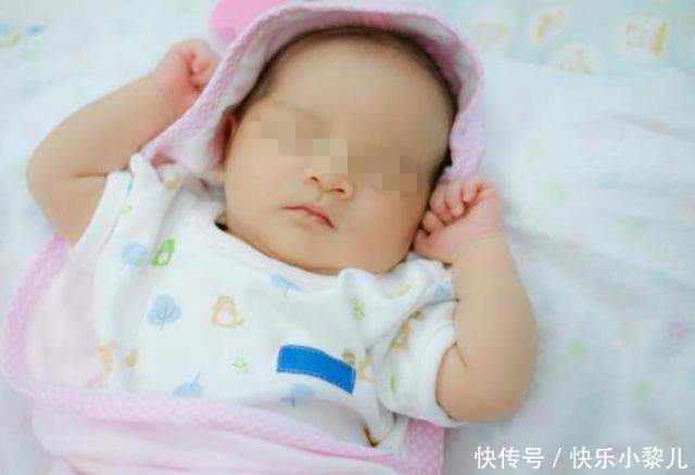 父母|为什么孩子睡着后,会摆出“投降”的姿势?原因其实很简单