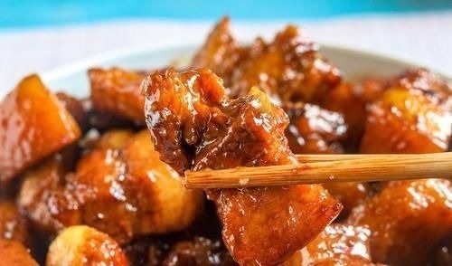 红烧肉时，别再放八角和桂皮了！放这2样炖才香，减肥也要吃一顿