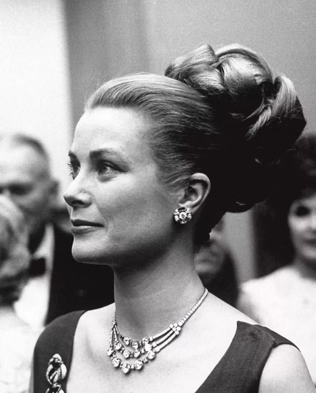 “冠冕”与“皇冠”有什么不同28顶古董冠冕,讲述欧洲贵族头顶上的百年奢华