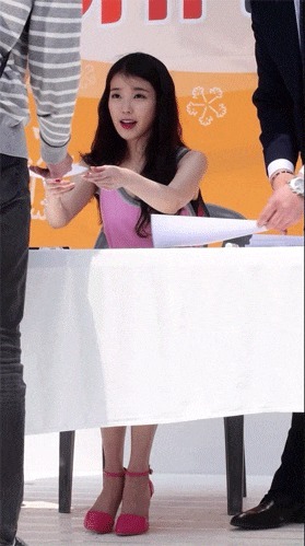 |搞笑GIF:今天运气挺好, 走着走着就捡到一个媳妇