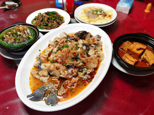 一家人下馆子 5菜1汤花了300元 第三道菜一上桌就发现菜点多了 粉紫色 一家人下馆子 5菜1汤花了300元 第三道菜一上桌就发现菜点多了 粉紫色