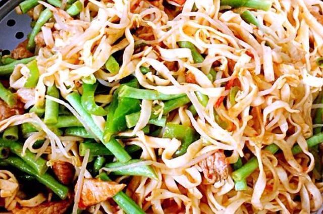 翻炒均匀|挂面别再煮着吃了,加点白菜五花肉上锅一焖,面条劲道入味特好吃