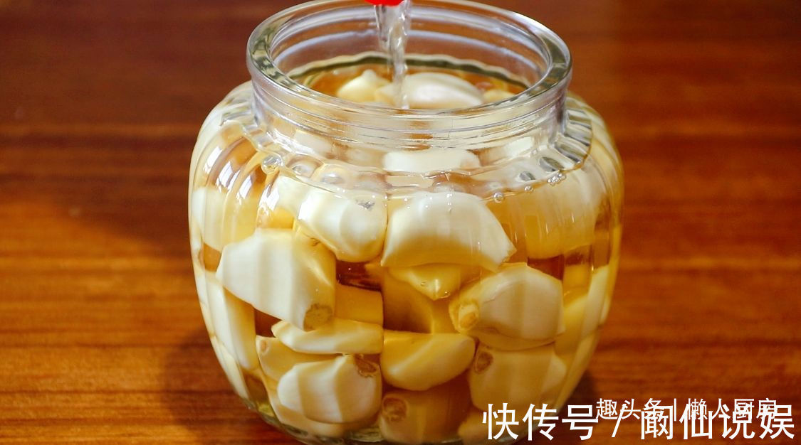 可口|腌腊八蒜,牢记3要3不要,大蒜个个碧绿,汤汁清澈,爽脆可口