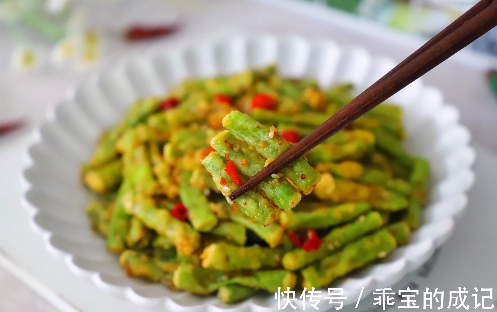 鸡蛋|豆角里打入1个鸡蛋,不炒不煮,没想到如此好吃,开胃解腻不长肉