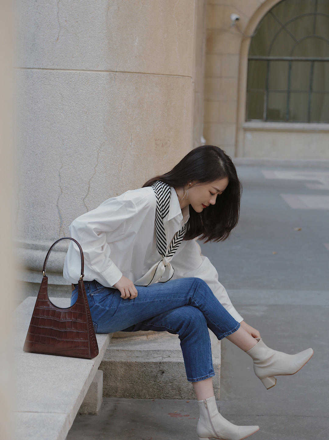 时尚博主|经典大气的初秋穿搭示范,衬衫搭配牛仔裤干练简约,洒脱时髦