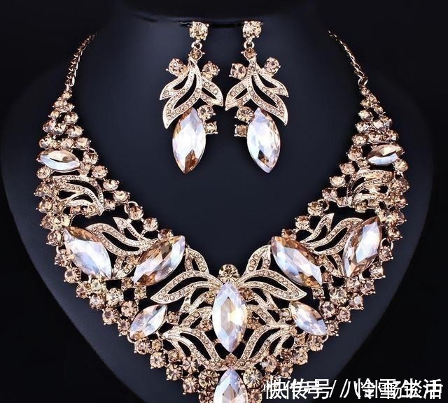 水晶 项链从来都是女人的焦点,它的价值从没消失过,有与众不同的光芒