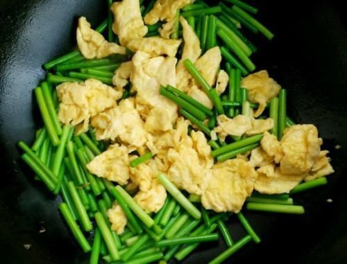 蒜苔和此物是绝配,每天炒一盘,排出毒素,软化血管,血管通畅了