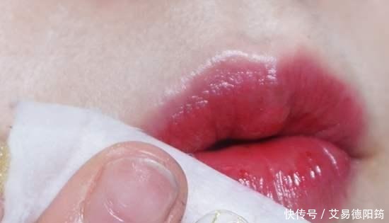 涂口红前需要先涂润唇膏吗？多数人都搞错了，难怪唇色悄悄变深了