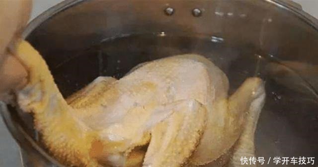 白切鸡怎么烹饪才不老，焯水是关键，但这一步也十分重要