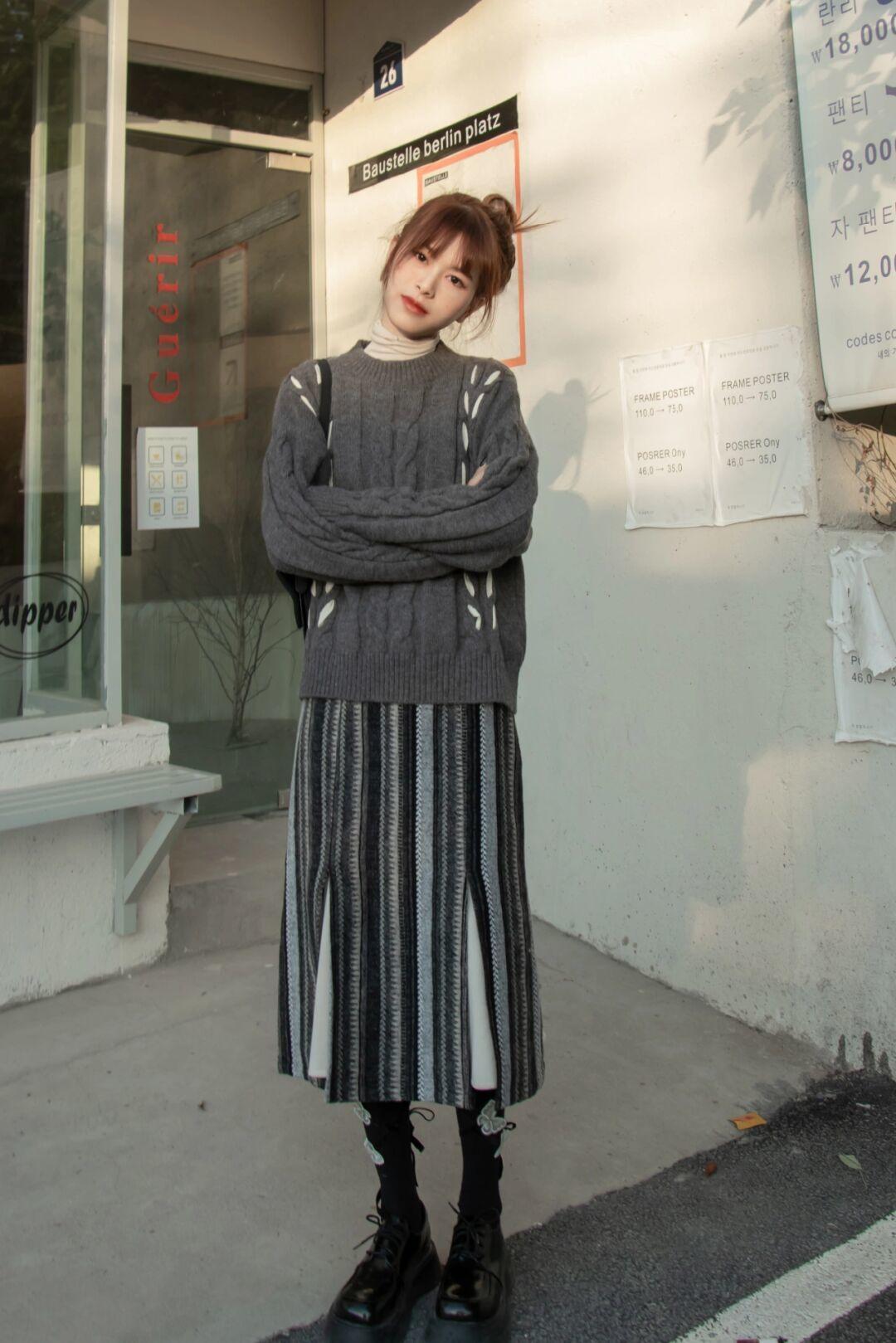 黑色|“毛衣+半裙”又火了,爱美女孩掌握写3个搭配技巧,个性又耐看!