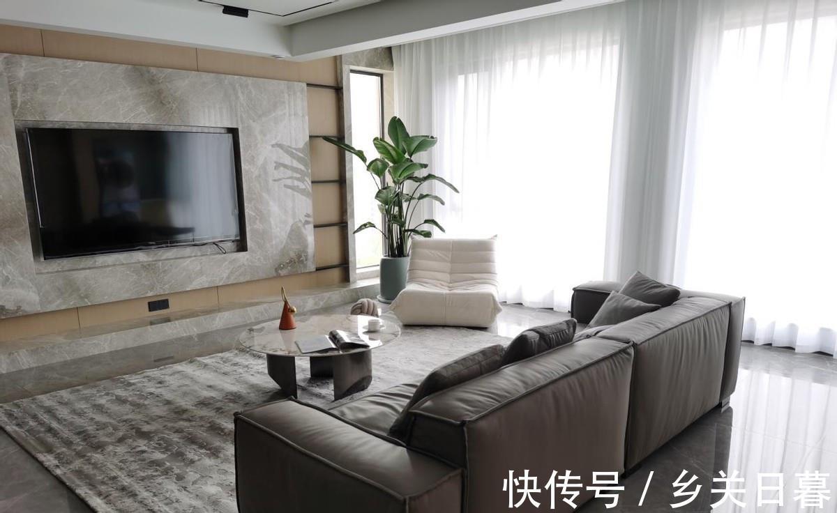 美滋滋|横厅装修找到模板了！沙发往前挪1米2，多排储物柜用美滋滋