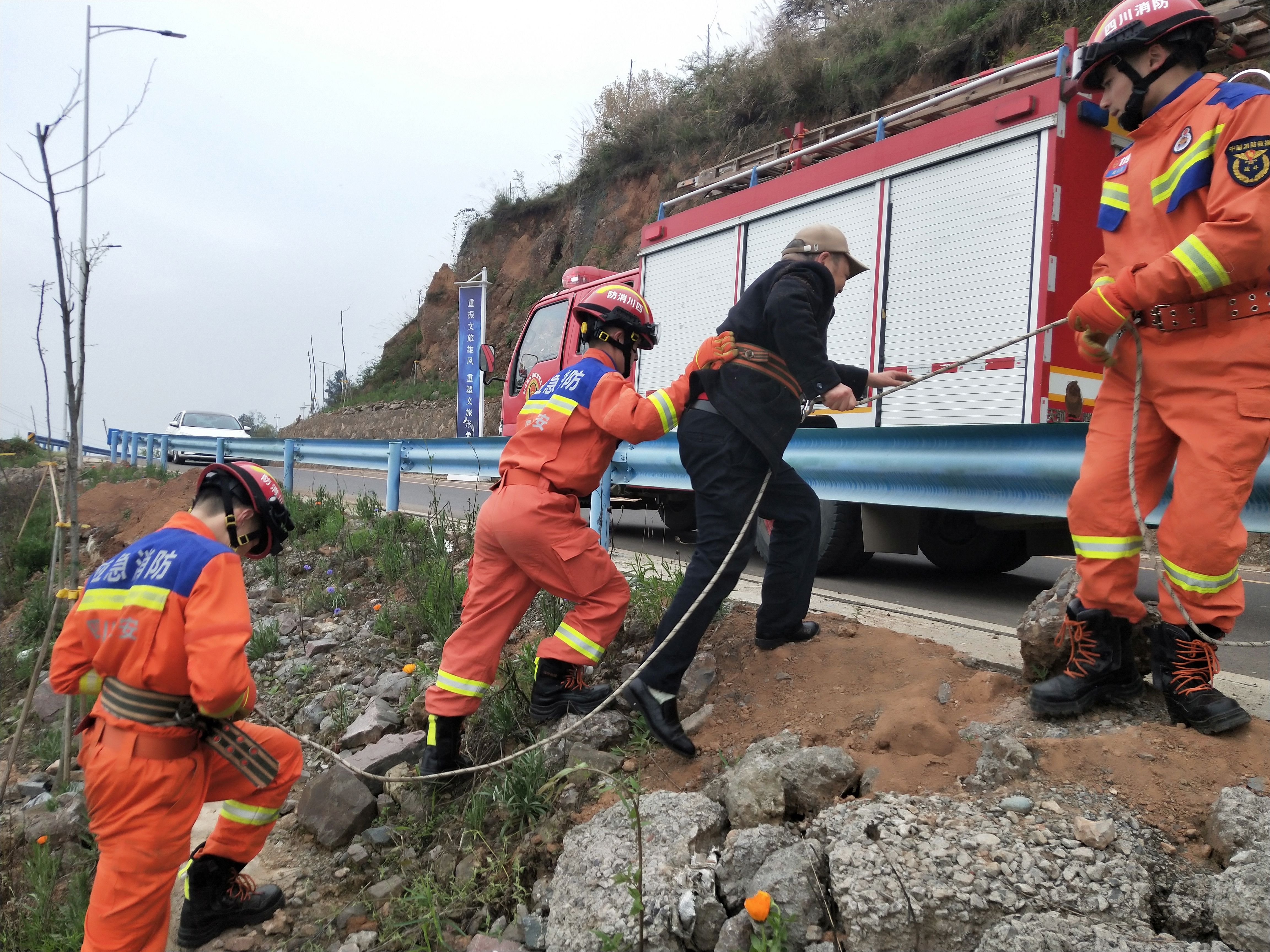 惊险！四川雅安同一地点的两次救援......