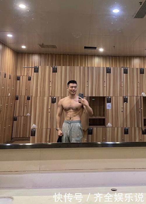 自律|空少小哥健身日常，胸毛腹毛连成线，满身精肌太可了！