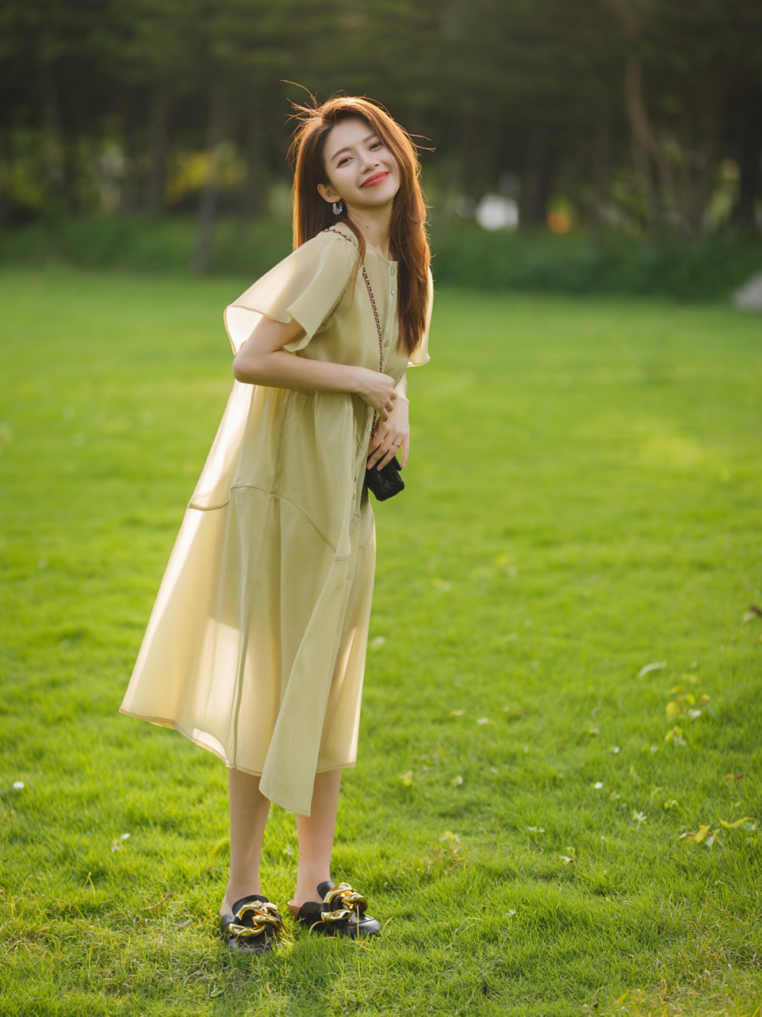 衬衫搭配|都市“精英”女白领都爱这么穿,衬衫搭配半身裙,简约高级又减龄