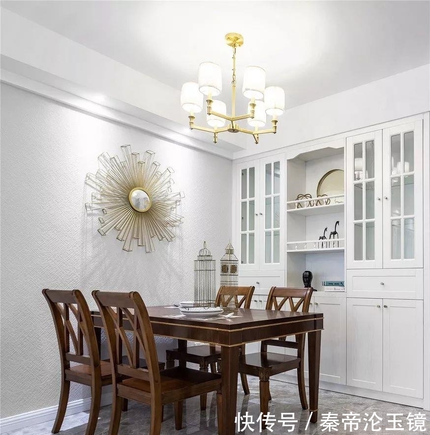 美式|98平三居室，进门就被客厅迷住了，淡雅轻奢真好看，卧室很个性