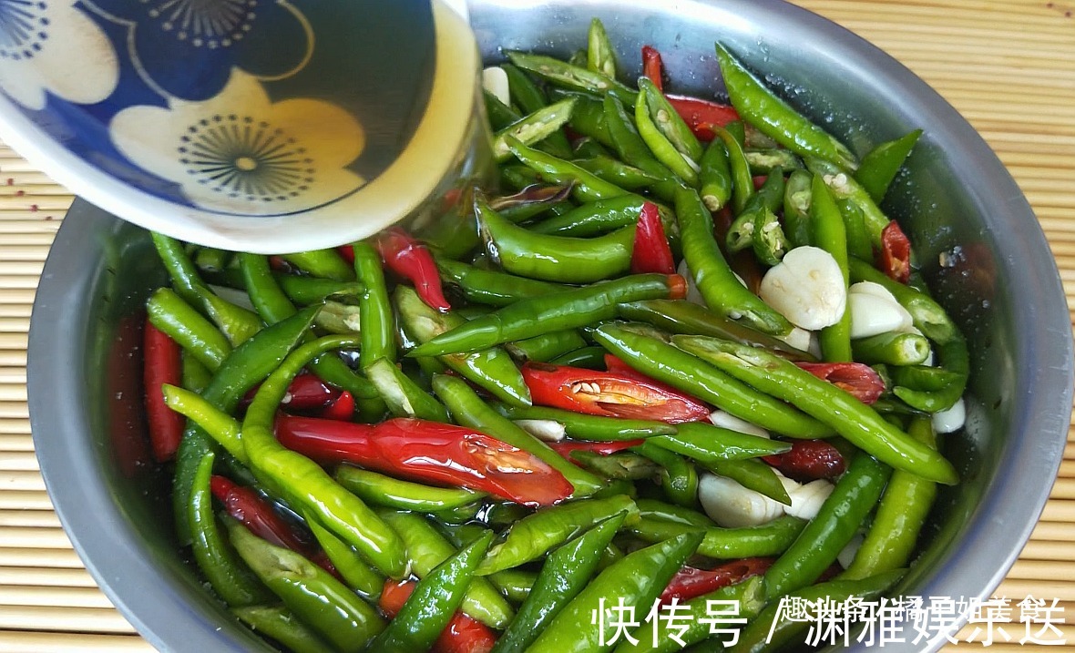 我家辣椒从来不炒，2斤辣椒3头大蒜，秘制一做，一顿多吃2碗米饭
