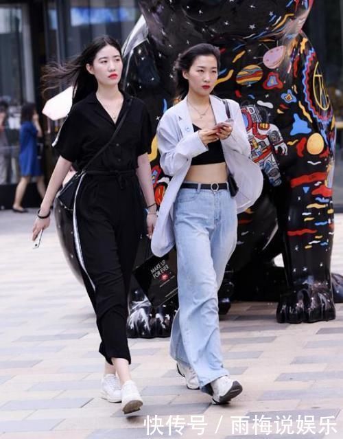 高跟鞋|街拍小姐姐黑色的上衣搭配牛仔短裤,很显青春活力的气息