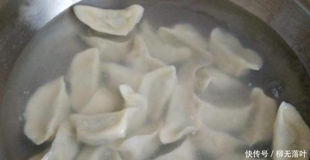 饺子皮|煮冻饺子，记住3个窍门，饺子个个不破皮，吃着筋道，不像冷冻的！