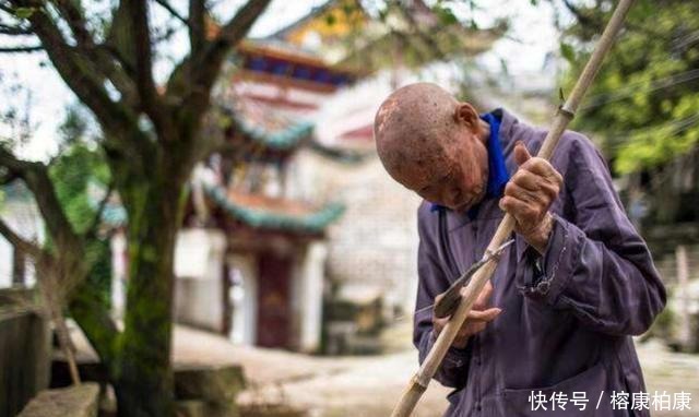 生活|他因菩萨托梦,花费43年时间自建寺庙,一件百衲衣穿到80多岁