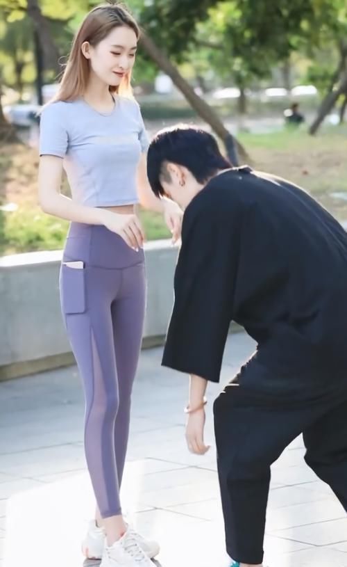穿成|小姐姐是第一个将瑜伽裤穿成“铅笔裤”的人,意外显腿长