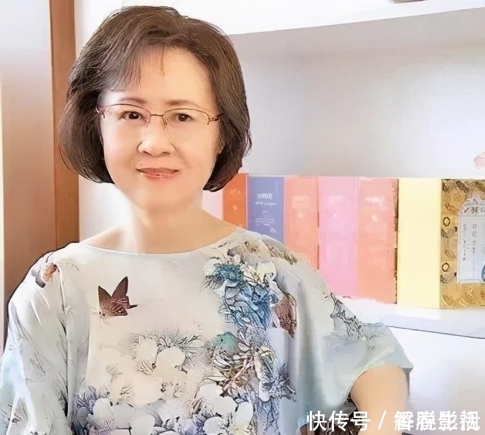 穿搭|琼瑶阿姨老的优雅,刺绣外套配短发端庄典雅,衣品如人品一样大气