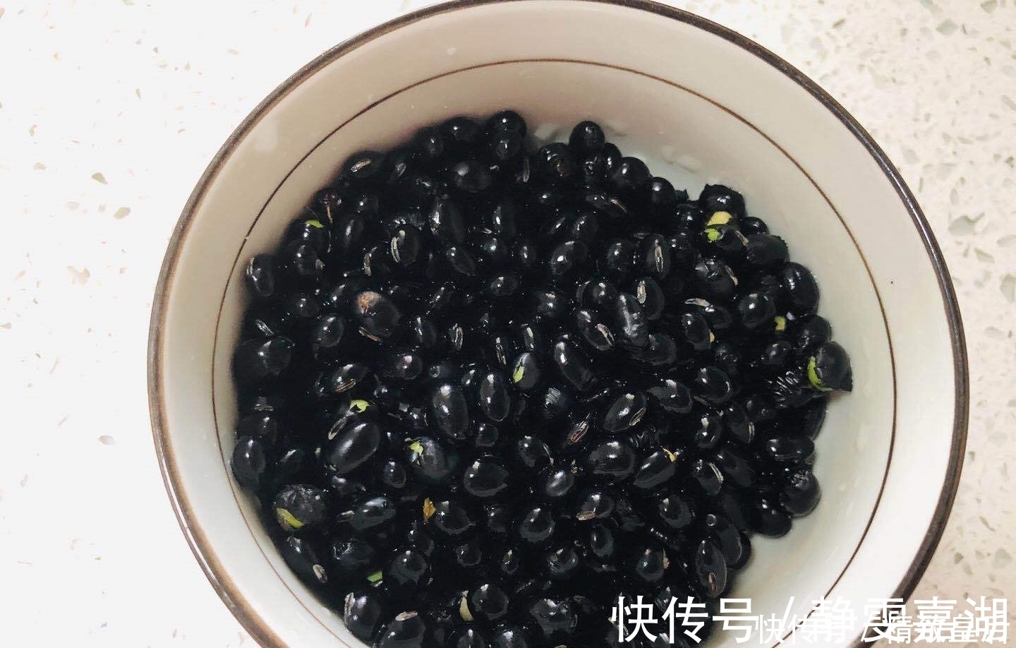 黑豆粥|除了做豆浆和熬粥,黑豆的这种吃法简单还好吃,一天一勺特省事