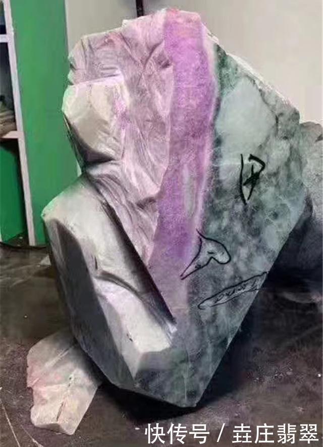 翡翠原石切开又脏又嫩,一番神操作后,竟价值6位数!