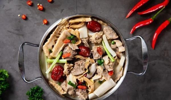 笋干正确泡发方法,饭店大厨都在用,水中加点它,笋干鲜美无异味