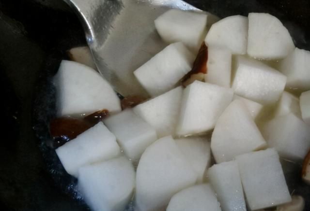 红烧萝卜|冬天多吃白萝卜,学会1个特色做法,不炒不腌不凉拌,好吃更解馋