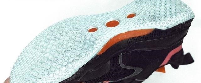 碳板跑鞋 新鞋谍照看个够!安踏又出新科技,匹克碳板跑鞋终于变帅了!