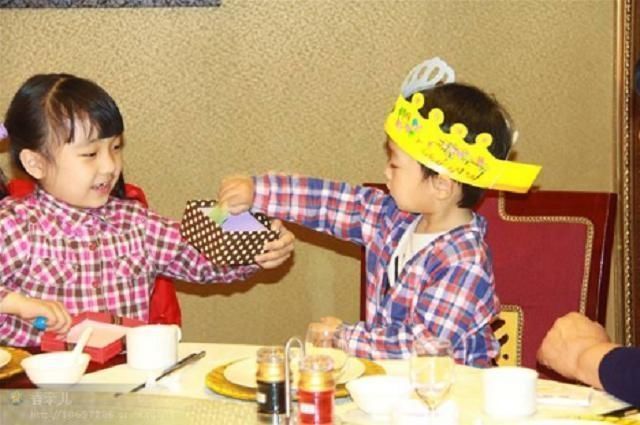 大宝|6岁姐姐打哭2岁弟弟,网友却纷纷点赞姐姐做得比大人还好